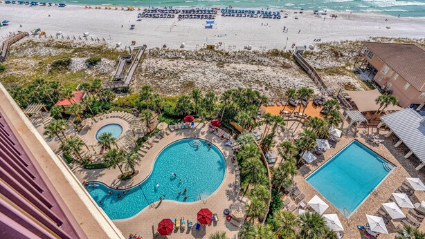 Un complexe hôtelier doté d’une grande piscine, d’une plage et offrant une vue sur l’océan.