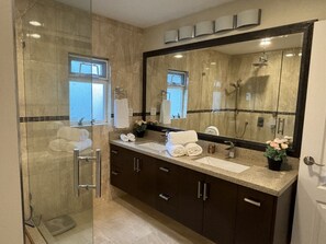Douche, séchoir à cheveux, serviettes fournies, savon