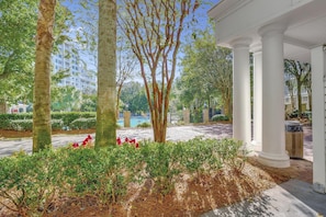 Property grounds - Renovated Ground-Floor Studio: Queen Bed, Rare Kitchenette, Patio Access to Grand Community Pool at Sandestin Golf and Beach Resort! (Miramar Beach)