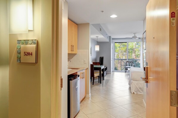 1 bedroom, WiFi, bed sheets - Prime Corner Studio with Grand Lawn Views at Sandestin Golf and Beach Resort! (Miramar Beach)