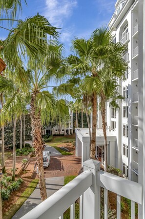 Property grounds - Grand Lawn Views from 4th Floor Studio in The Village of Baytowne Wharf! Wood Plank Tile Flooring, Granite Countertops, King Bed, Queen Sleeper Sofa for Extra Comfort at Sandestin Golf and Beach Resort! (Miramar Beach)
