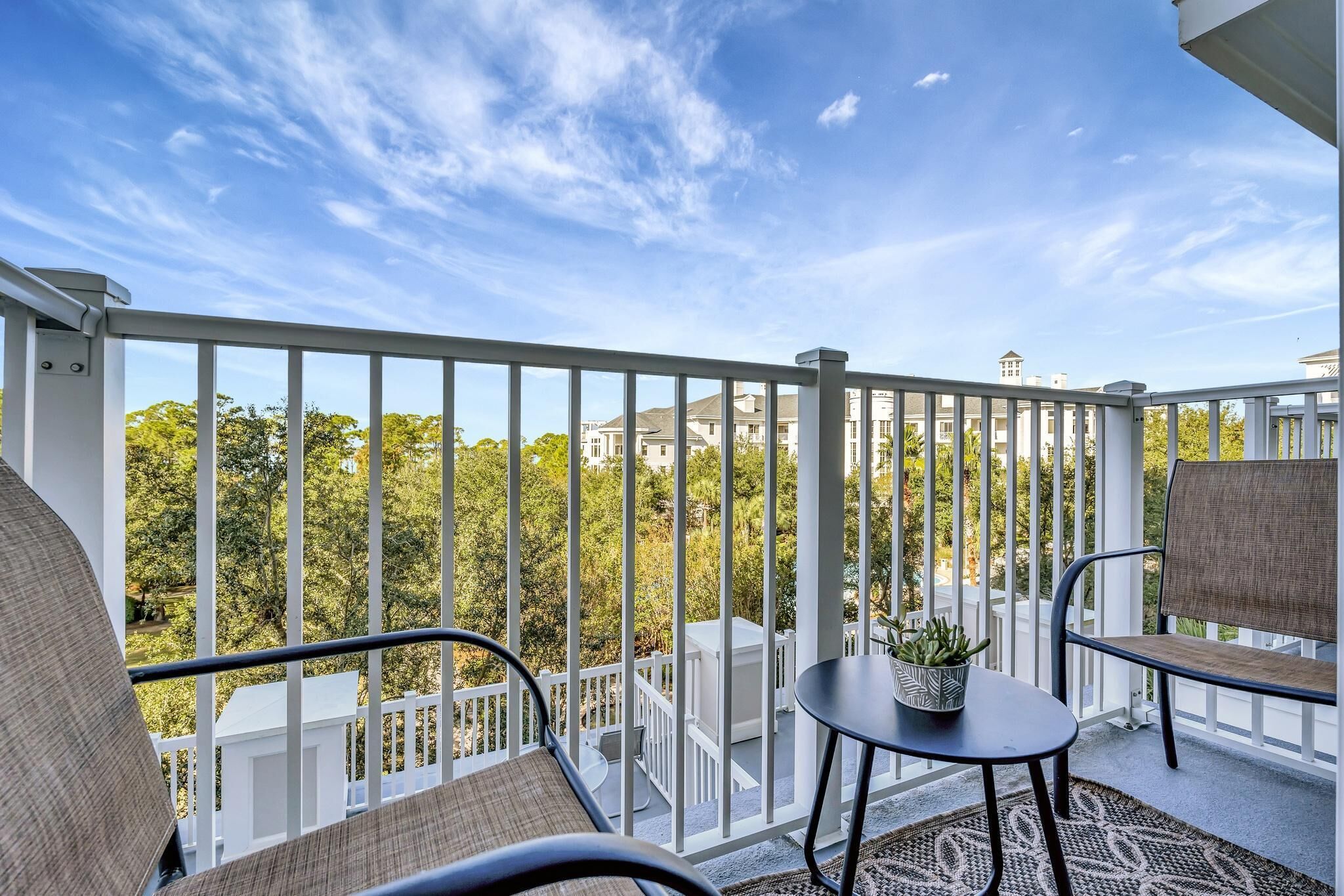 4th-Floor Haven: Views of Grand Gardens and Pool in Spacious Studio at Sandestin Golf and Beach Resort!