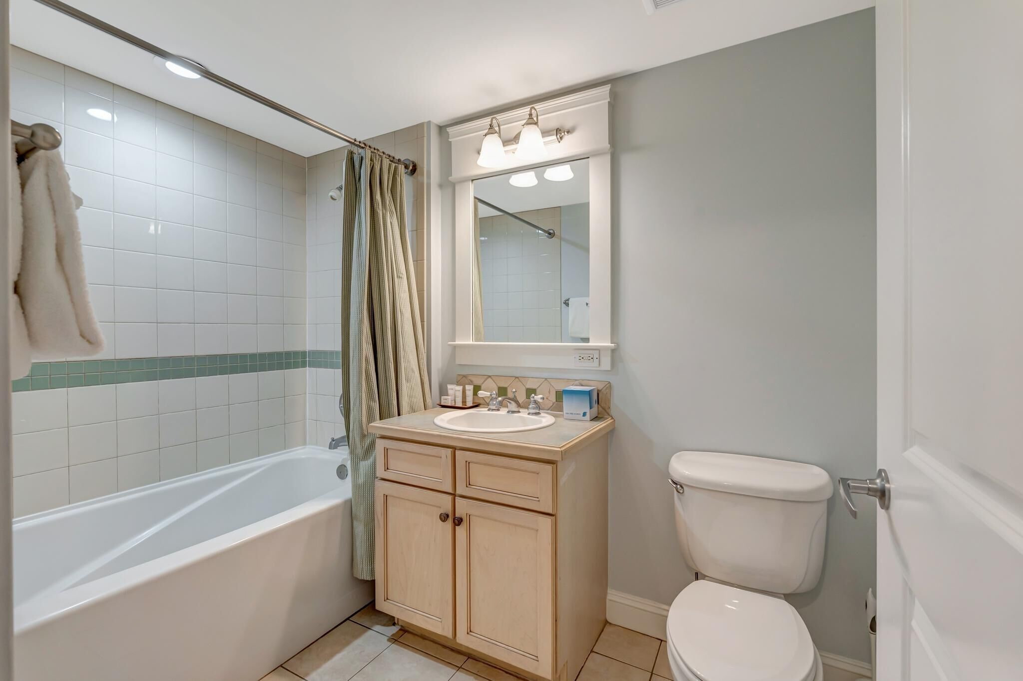 Une salle de bain avec une baignoire, un lavabo et des toilettes.