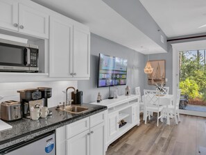 Refrigerador, microondas, cafetera/tetera, silla alta para bebés