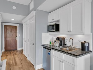 Refrigerador, microondas, cafetera/tetera, silla alta para bebés