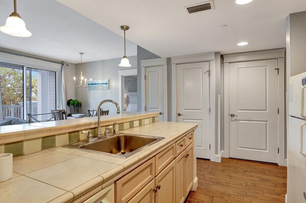 Réfrigérateur, four à micro-ondes, un four, surface de cuisson