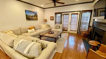 智能电视、壁炉、书