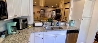 Townhouse in the West End steps from everything! Main St, Falls Park, Baseball 