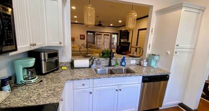 Townhouse in the West End steps from everything! Main St, Falls Park, Baseball