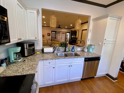 Townhouse in the West End steps from everything! Main St, Falls Park, Baseball 