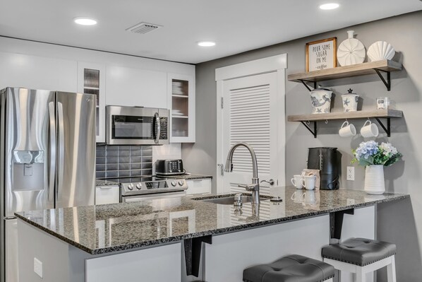 Frigorífico, microondas, horno y placa de cocina