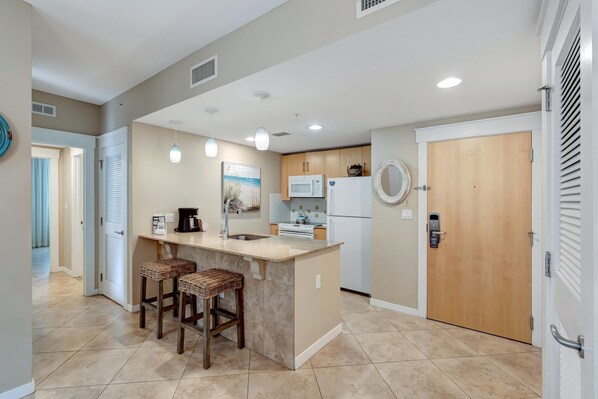 Réfrigérateur, four à micro-ondes, un four, surface de cuisson