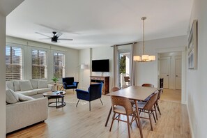 TV - Southern Charm Retreat: 4th Floor Corner Unit in The Grand Sandestin at Sandestin Golf and Beach Resort! (Miramar Beach)