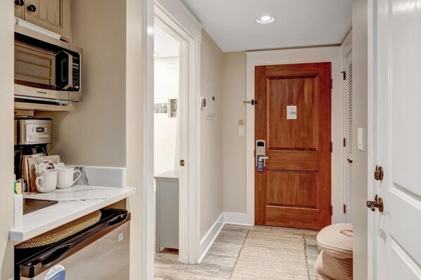 Kühlschrank, Mikrowelle, Wasserkocher mit Kaffee-/Teezubehör, Hochstuhl