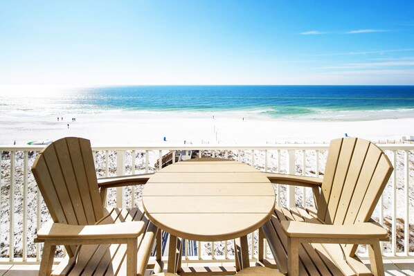 Outdoor dining - Gulf Dunes 616 • Amazing Top Floor Beach View • Sleeps 10 • Covered Parking • Free Bch Svc (Fort Walton Beach)