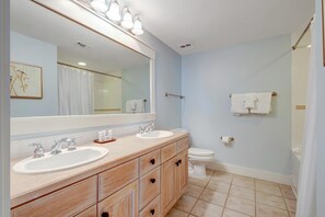 Hair dryer, towels - Pilot House Village One-Bedroom Retreat - Your Cozy Oasis at Sandestin Golf and Beach Resort! (Miramar Beach)
