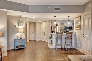 冷蔵庫、電子レンジ、オーブン、コンロ