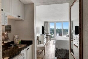 1 bedroom, WiFi, bed sheets - Bayside Bliss - Serene Studio Retreat with King Bed for Two at Sandestin Golf and Beach Resort! (Miramar Beach)