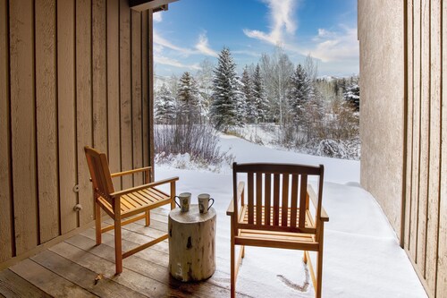 Stunning Elkhorn Condo with Sauna, Hot Tub, + More!