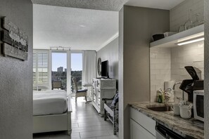 1 habitación, acceso a internet y ropa de cama