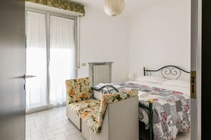 2 bedrooms - GuestHost - Apartment located on the first floor of a building with a lift (not suitable for disabled people). There are steps at the entrance.In 63 m2 of space it accommodates 4 people.Residential and quiet area, about 3 minutes walk from the sea.A 10-m (Rimini)