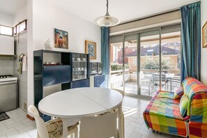 Interior - GuestHost - Apartment located on the first floor of a building with a lift (not suitable for disabled people). There are steps at the entrance.In 63 m2 of space it accommodates 4 people.Residential and quiet area, about 3 minutes walk from the sea.A 10-m (Rimini)
