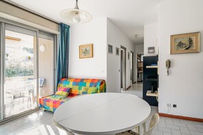 Interior - GuestHost - Apartment located on the first floor of a building with a lift (not suitable for disabled people). There are steps at the entrance.In 63 m2 of space it accommodates 4 people.Residential and quiet area, about 3 minutes walk from the sea.A 10-m (Rimini)