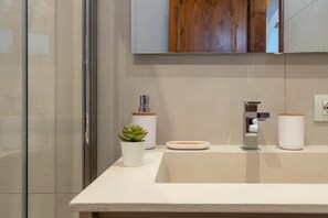 Douche, sèche-cheveux, bidet, serviettes fournies