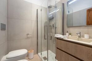 Regadera, secadora de cabello, bidet, toallas 