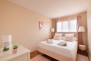 3 室のベッドルーム、アイロン / アイロン台、旅行用ベビーベッド、WiFi (無料)