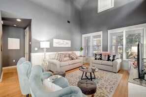 TV - Charming 2BR/2BA + Golf Cart, Wrap-Around Porch, Sandestin! (Miramar Beach)