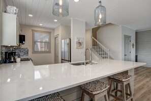 Fridge, microwave, oven, stovetop - Turnberry Luxury • 3BR/2.5BA • Golf Cart • Free Pools and Kayaks at Sandestin Golf and Beach Resort! (Miramar Beach)