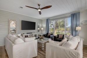 TV - Turnberry Luxury • 3BR/2.5BA • Golf Cart • Free Pools and Kayaks at Sandestin Golf and Beach Resort! (Miramar Beach)