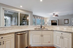 Kylskåp, mikrovågsugn, ugn och spishäll