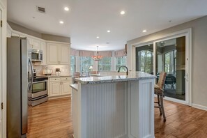 Kylskåp, mikrovågsugn, ugn och spishäll