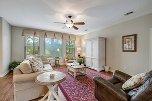 TV - Spacious 3BR/3BA Condo - Sleeps 8 at Sandestin Golf and Beach Resort! (Miramar Beach)