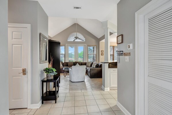 TV - Spacious 3BR/2BA Condo - Sleeps 8 (Miramar Beach)