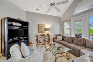 TV - Spacious 3BR/2BA Condo - Sleeps 8 (Miramar Beach)