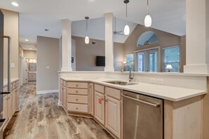 Een koelkast, een microgolfoven, een oven, een kookplaat