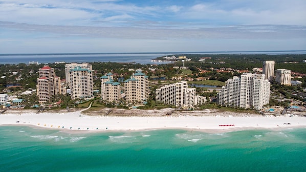 Beach nearby - Osprey Pointe Elegance: Steps to Sandestin Beach with Luxury Amenities at Sandestin Golf and Beach Resort! (Miramar Beach)