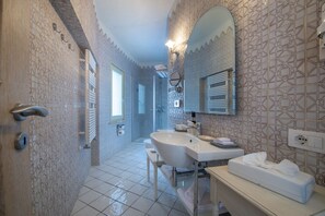 Shower, jetted tub, hair dryer, bidet - MyExclusiveItaly - Villa in Positano with luxury spa & amazing view (Positano)