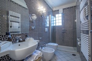 Bruser, boblebadekar, hårtørrer, bidet