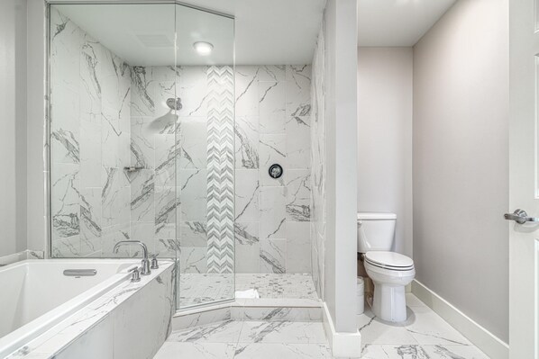 Een haardroger, handdoeken