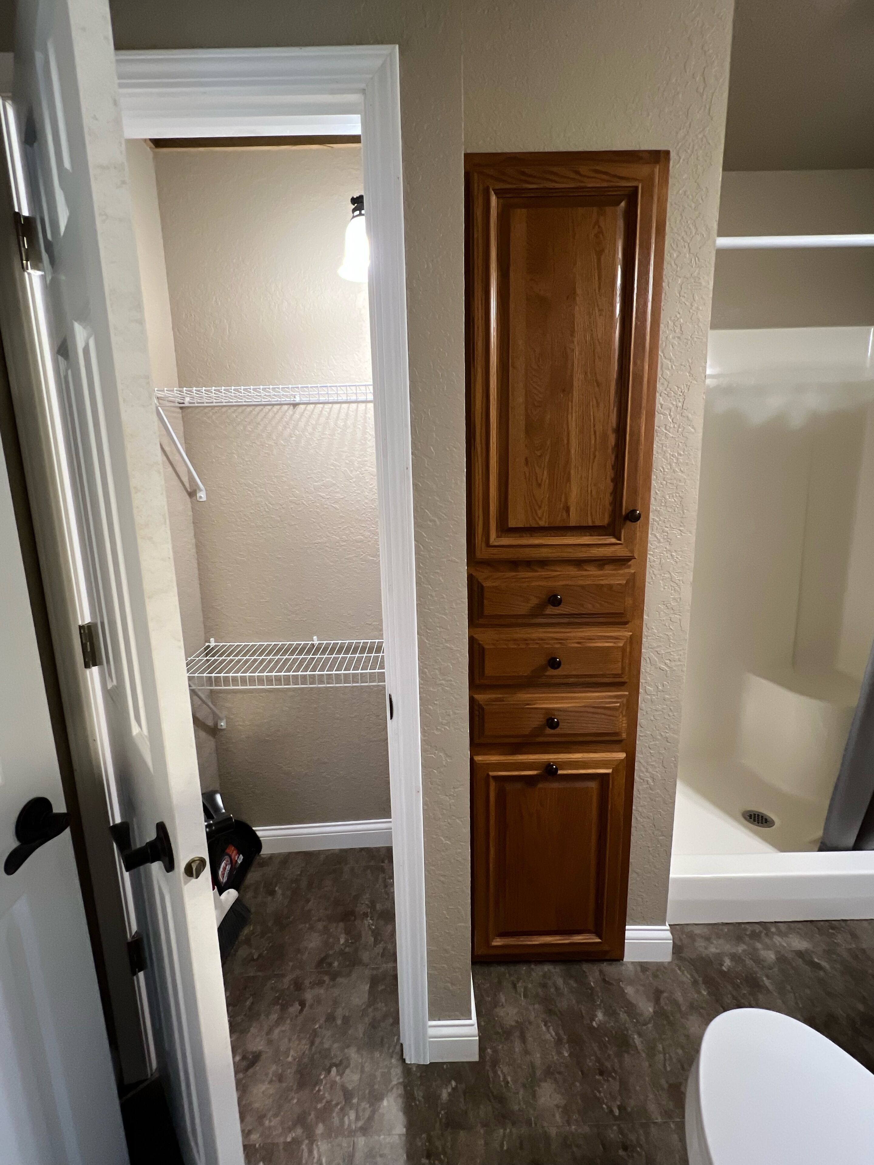 Chuveiro, secador de cabelo, toalhas de banho, sabonete