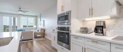 Kjøleskap, mikrobølgeovn, ovn og kokeplater