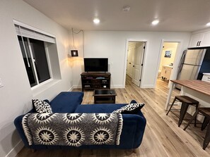 Smart TV - Cozy safe retreat in the middle of the city.  (Portland)