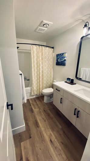 Hair dryer, towels, soap, shampoo - Cozy safe retreat in the middle of the city.  (Portland)