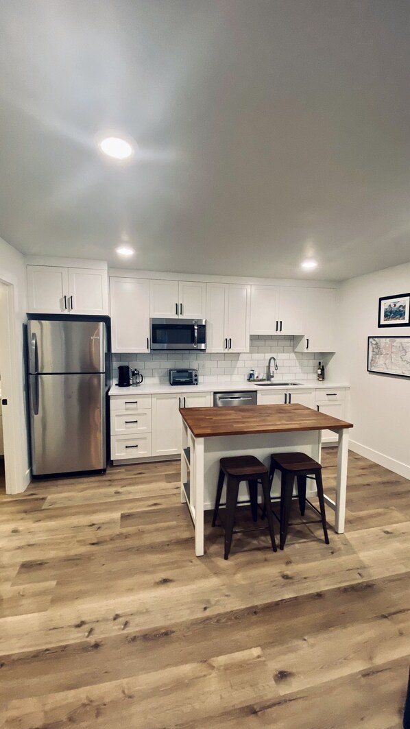 Kühlschrank, Mikrowelle, Ofen, Herdplatte