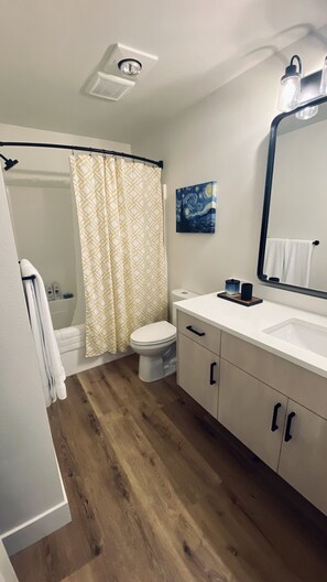 Hair dryer, towels, soap, shampoo - Cozy safe retreat in the middle of the city.  (Portland)