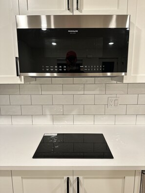 Fridge, microwave, oven, stovetop - Cozy safe retreat in the middle of the city.  (Portland)